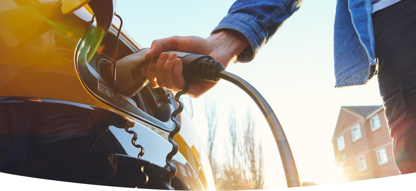esecuzione di un rifornimento di un auto elettrica