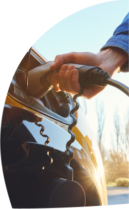esecuzione di un rifornimento di un auto elettrica