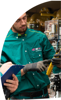 Operaio davanti al contatore