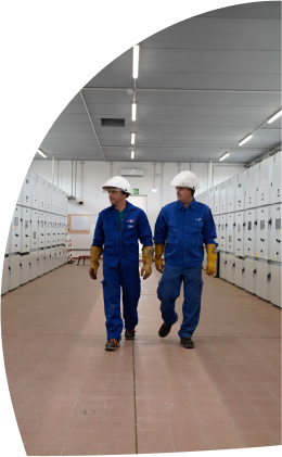 operai a lavoro cabina elettrica