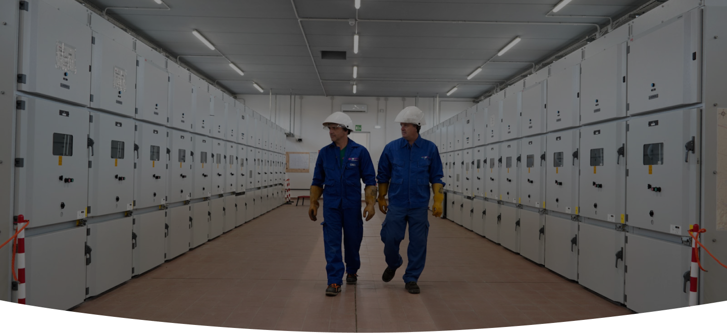 operai a lavoro cabina elettrica