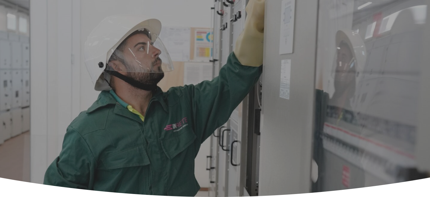 Operaio che controlal un contatore